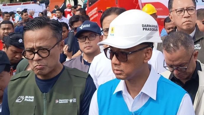 Chief Operating Officer (COO) Danantara Indonesia Dony Oskaria  (kiri) didampingi Dirut PLN Darmawan Prasodjo (kanan) saat memberikan keterangan usai pelepasan seribu relawan BUMN yang akan diturunkan ke lokasi terdampak bencana Sumatera. ANTARA/Juraidi