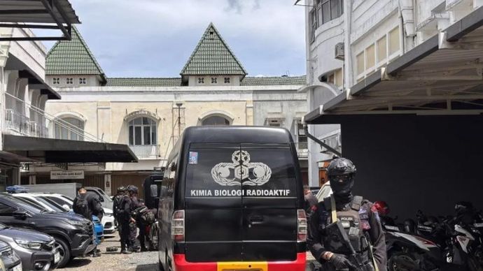 Tim dari Unit Penjinak Bom (Jibom) Satuan Brimob Polda Jabar saat mendatangi lokasi penemuan diduga bom di kawasan Ruko Baranangsiang, Kosambi, Kota Bandung, Jawa Barat, Jumat 19 Desember 2025. ANTARA/Rubby Jovan/pri.