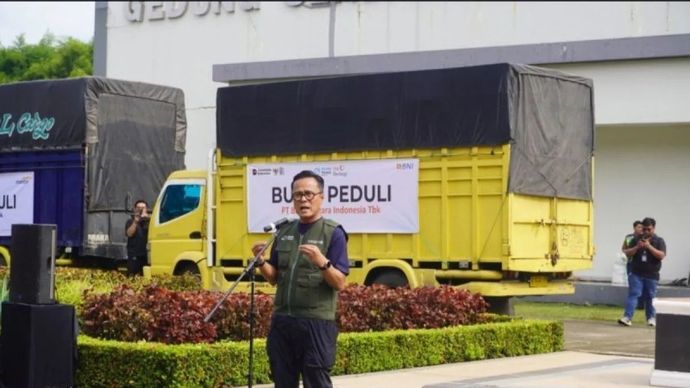 Chief Operating Officer Danantara Indonesia sekaligus Kepala Badan BP BUMN Dony Oskaria saat melepas 109 truk bantuan ke daerah terdampak bencana Sumatera. ANTARA/Juraidi