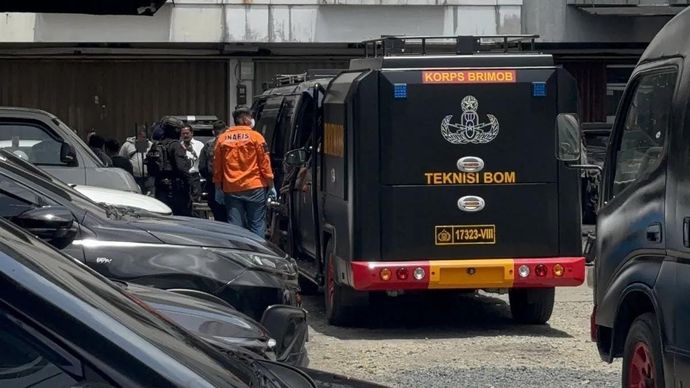 Tim dari Unit Penjinak Bom (Jibom) Satuan Brimob Polda Jabar saat melakukan proses sterilisasi terhadap temuan benda yang diduga bom di depan Gereja Kristen Protestan Simalungun (GKPS), Kosambi, Kota Bandung, Jumat 19 Desember 2025. (ANTARA/Rubby Jovan)