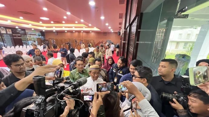 Menteri Energi dan Sumber Daya Mineral (ESDM) Bahlil Lahadalia (tengah) memberi keterangan ketika dijumpai setelah Konferensi Pers Kesiapan Sektor ESDM Menghadapi Periode Hari Raya Natal Tahun 2025 dan Tahun Baru 2026 di Jakarta, Jumat 19 Desember 2025. (ANTARA/Putu Indah Savitri)