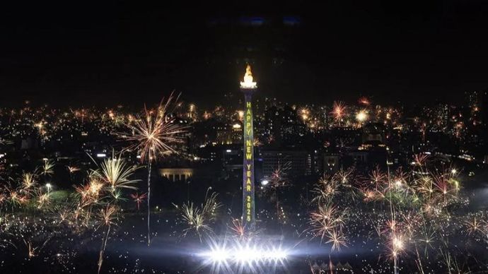 Suasana saat warga menyalakan kembang api pada malam pergantian tahun baru di kawasan Monas, Jakarta, Rabu 1 Januari 2025. ANTARA FOTO/Dhemas Reviyanto/foc/aa.