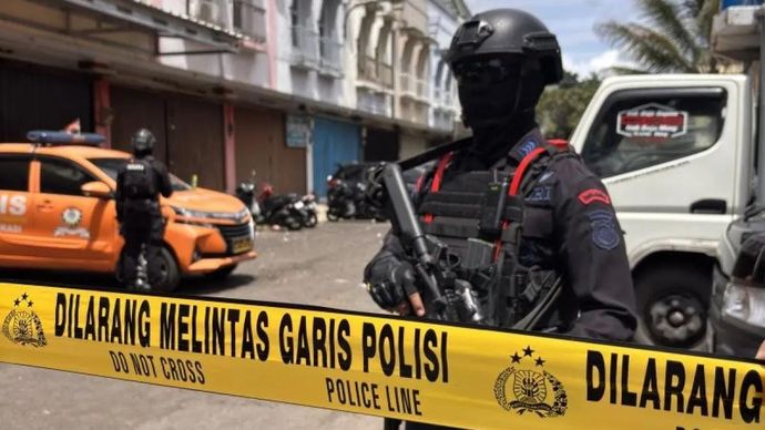 Tim dari Unit Penjinak Bom (Jibom) Satuan Brimob Polda Jabar saat berjaga di area ditemukannya benda mirip bom di depan Gereja Kristen Protestan Simalungun (GKPS), Kosambi, Kota Bandung, Jumat 18 Desember 2025. (ANTARA/Rubby Jovan)