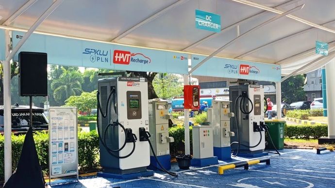 Stasiun Pengisian Kendaraan Listrik Umum (SPKLU) Center pertama di Rest Area KM 10.6 Jagorawi, Cibubur, Cipayung, Jakarta Timur, Senin, 3 Desember 2025. (ANTARA/Siti Nurhaliza)