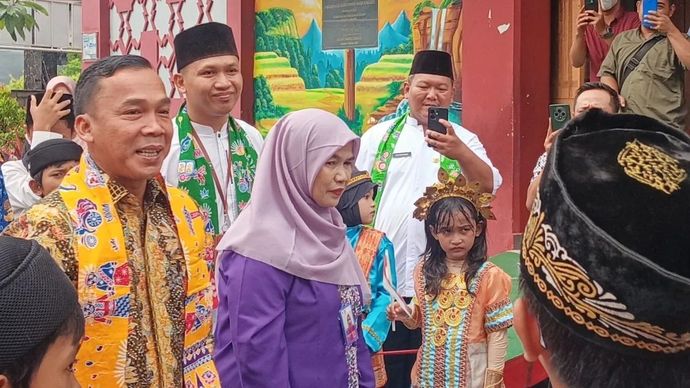 Menteri Kependudukan dan Pembangunan Keluarga (Mendukbangga)/Kepala BKKBN Wihaji meninjau pelaksanaan Gerakan Ayah Mengambil Rapor (GEMAR) di SDN Pondok Bambu 11 di Jakarta, Jumat, 19 Desember 2025. ANTARA/Tri Meilani Ameliya.