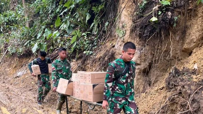 Prajurit TNI AD berjalan kaki menembus wilayah longsor untuk membawa obat-obatan menuju Desa Pameu dan Desa Lut Jaya, Kecamatan Rusip Antara, Aceh Tengah, Selasa, 9 Desember 2025. (ANTARA/Ho-Humas TNI AD)