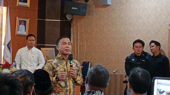 Menteri Kependudukan dan Pembangunan Keluarga (Mendukbangga)/Kepala BKKBN Wihaji meninjau pelaksanaan Gerakan Ayah Mengambil Rapor di SMAN 61 Jakarta, Jumat, 19 Desember 2025. ANTARA/Tri Meilani Ameliya.