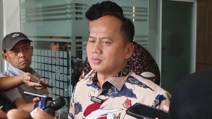 Kepala Pusat Penerangan Hukum (Kapuspenkum) Kejaksaan Agung Anang Supriatna berbicara dengan awak media di Gedung Kejaksaan Agung, Jakarta, Jumat 19 Desember 2025. (ANTARA/Nadia Putri Rahmani)