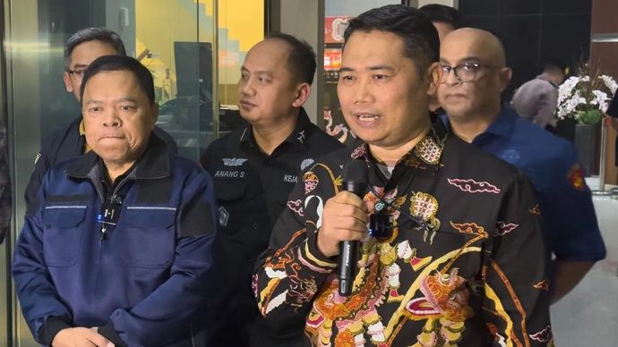 Pelaksana Tugas Deputi Penindakan dan Eksekusi Komisi Pemberantasan Korupsi Asep Guntur Rahayu (kanan) bersama Plt. Sekretaris Jaksa Agung Muda Intelijen Kejaksaan Agung Sarjono Turin (kiri) dan Kepala Pusat Penerangan Hukum Kejagung Anang Supriatna memberikan keterangan di Gedung Merah Putih KPK, Jakarta, Kamis, 18 Desember 2025. ANTARA/Rio Feisal.