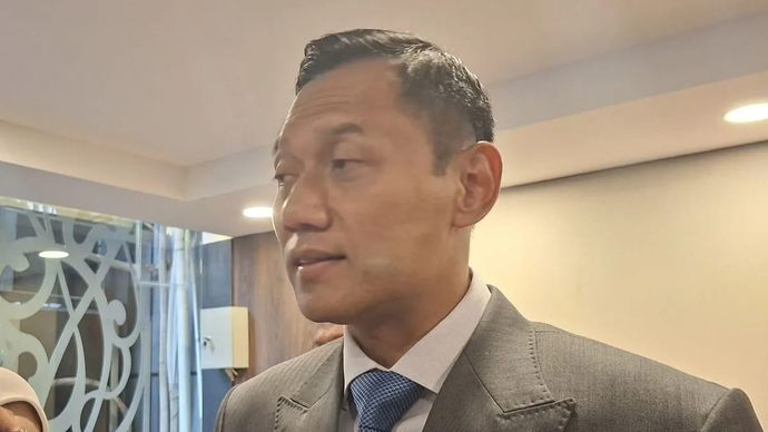 Menteri Koordinator Bidang Infrastruktur dan Pembangunan Kewilayahan (Menko IPK) Agus Harimurti Yudhoyono (AHY) menjawab pertanyaan dari awak media di Jakarta, Jumat 19 Desember 2025. (ANTARA/Aji Cakti)
