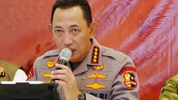 Kapolri Jenderal Pol. Listyo Sigit Prabowo berbicara dalam Konferensi Pers Perkembangan Penanggulangan Bencana Sumatera di Posko Terpadu Lanud Halim Perdanakusuma, Jakarta, Jumat, 19 Desember 2025. (ANTARA/HO-Divisi Humas Polri)
