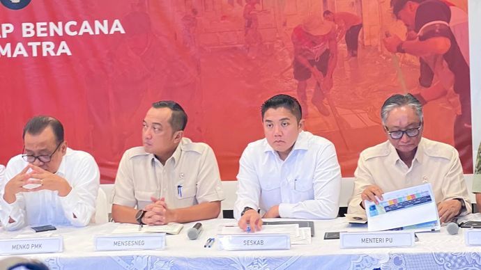 Sekretaris Kabinet Teddy Indra Wijaya (kedua dari kanan) 