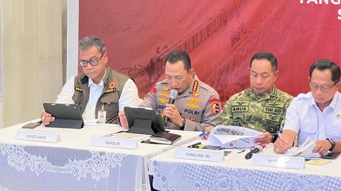 Kapolri Jenderal Listyo Sigit Prabowo (kedua dari kiri) saat melaporkan perkembangan penanganan bencana di Sumatra. 