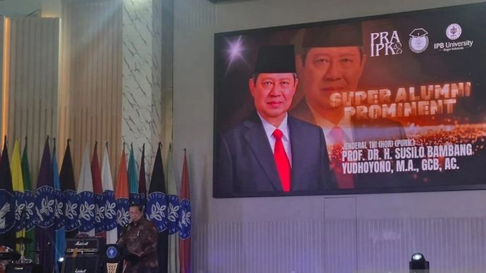 Presiden ke-6 Republik Indonesia (2004-2014) Jenderal (Purn) Prof Dr H Susilo Bambang Yudhoyono MA, GCB, AC dinobatkan sebagai Super Alumni Prominent IPB University dalam acara penganugerahan kepada 100 alumni terkemuka (Top 100 Alumni Prominent) di Graha Widya Wisuda Kampus IPB University, Kabupaten Bogor, Jawa Barat, Kamis, 18 Desember 2025 malam. Antara/Heri Sutarman