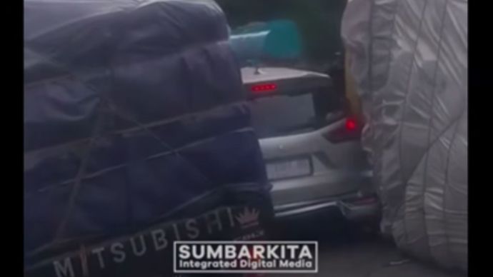 Kecelakaan di jalan lintas SOlok Padang, mobil terjepit
