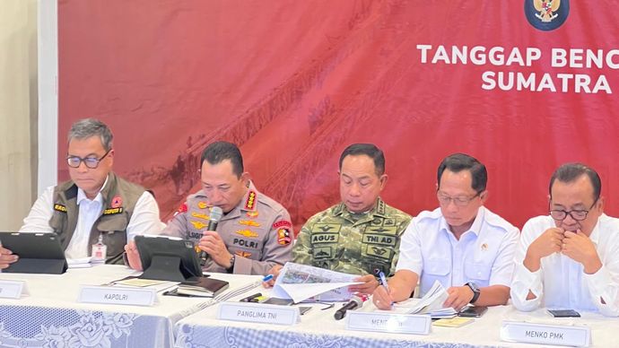 Menteri Dalam Negeri (Mendagri) Tito Karnavian (kedua dari kanan). 