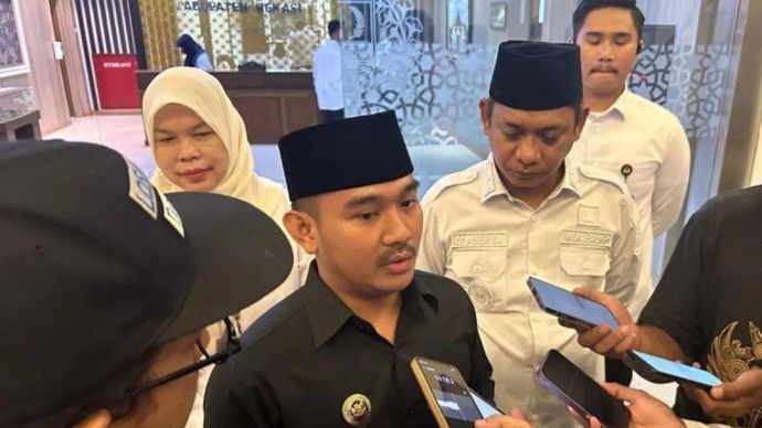 Arsip foto - Bupati Bekasi Ade Kuswara Kunang saat memberikan keterangan kepada awak media usai menandatanagani dokumen KUA dan PPAS APBD Kabupaten Bekasi pada Rabu 22 Oktober 2025 malam. ANTARA/Pradita Kurniawan Syah