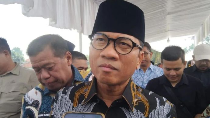 Menteri Desa dan Pembangunan Daerah Tertinggal (Mendes PDT) Yandri Susanto (tengah) saat memberikan keterangan di Majalengka, Jawa Barat, Jumat 19 Desember 2025. ANTARA/HO-Pemkab Majalengka.