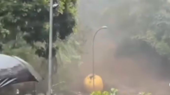 Banjir bandang dilaporkan menerjang sejumlah wilayah di Kabupaten Tegal dan Kabupaten Pemalang