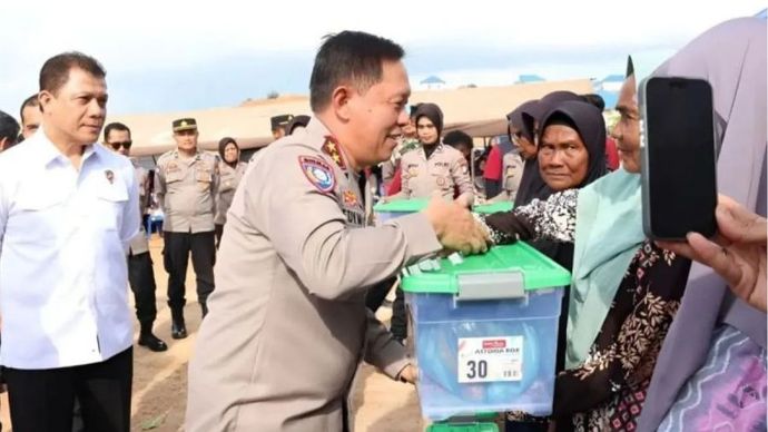 Kepala Korbinmas Baharkam Polri Irjen Pol. Edy Murbowo memberikan bantuan sosial kepada masyarakat di Batam, Kamis (18/9/2025).