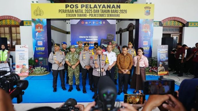 Kapolri Jenderal Pol. Listyo Sigit Prabowo (tengah) bersama jajaran memberikan keterangan pers di Stasiun Tawang Semarang, Jawa Tengah, 21 Desember 2025. (ANTARA/HO-Divisi Humas Polri)