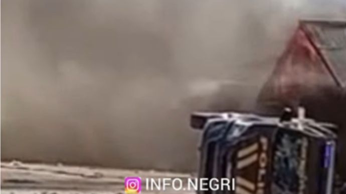 Kantor Polsek Muara Batang Gadis, Kabupaten Mandailing Natal, Sumatera Utara, dibakar massa pada Sabtu (20/12). Aksi tersebut diduga dipicu kekecewaan warga Desa Singkuang setelah seorang pria yang diduga terlibat peredaran narkoba dilepaskan usai sempat diamankan dan dibawa ke kantor polisi.