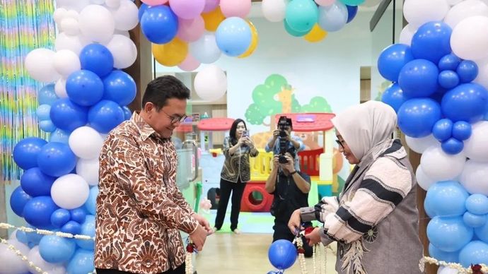 Menteri Perdagangan Budi Santoso (kiri) dan Menteri Pemberdayaan Perempuan dan Perlindungan Anak Arifah Fauzi meresmikan daycare Little Star Club di Kementerian Perdagangan, Jakarta. ANTARA/HO-KemenPPPA