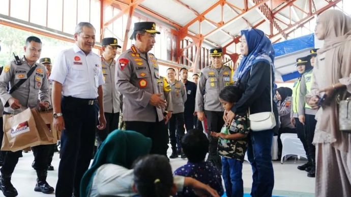 Kapolri Jenderal Pol. Listyo Sigit Prabowo menyapa seorang penumpang di Stasiun Tawang, Semarang, Jawa Tengah, Minggu, 21 Desember 2025. (ANTARA/HO-Divisi Humas Polri)
