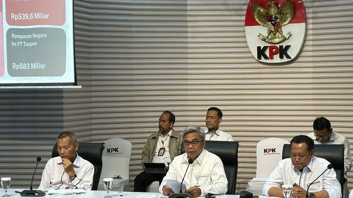 Ketua Komisi Pemberantasan Korupsi Setyo Budiyanto (tengah) memberikan keterangan dalam konferensi pers Kinerja Akhir Tahun KPK 2025, di Gedung Merah Putih KPK, Jakarta, Senin, 22 Desember 2025. ANTARA/Rio Feisal