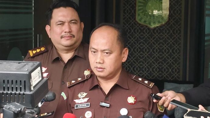 Kepala Pusat Penerangan Hukum (Kapuspenkum) Kejagung Anang Supriatna (tengah) memberikan keterangan pers di Gedung Puspenkum Kejagung, Jakarta, Senin, 22 Desember 2025. ANTARA/Nadia Putri Rahmani.
