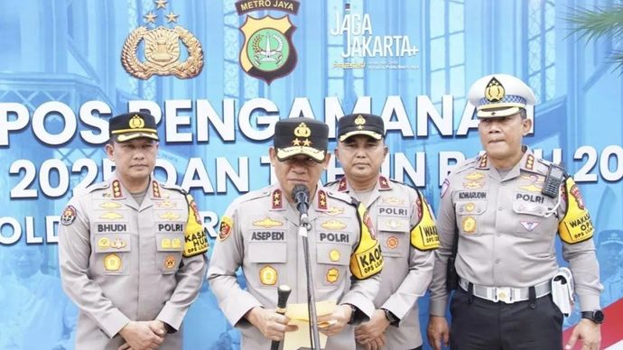 Kapolda Metro Jaya, Irjen Pol Asep Edi Suheri bersama jajaran Polda Metro Jaya saat melakukan peninjauan di Pos Pengamanan Simpang Susun Cikunir KM 10, Senin 22 Desember 2025. ANTARA/HO-Humas Polda Metro Jaya