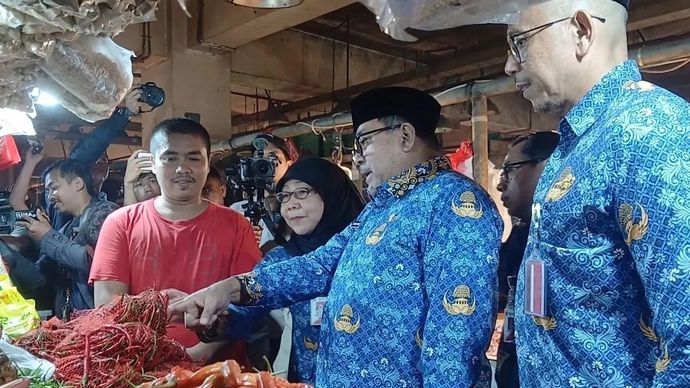Wakil Gubernur (Wagub) DKI Jakarta Rano Karno meninjau stok komoditas cabai merah di Pasar Senen Blok III, Jakarta Pusat, Senin, 22 Desember 2025. ANTARA/Lia Wanadriani Santosa