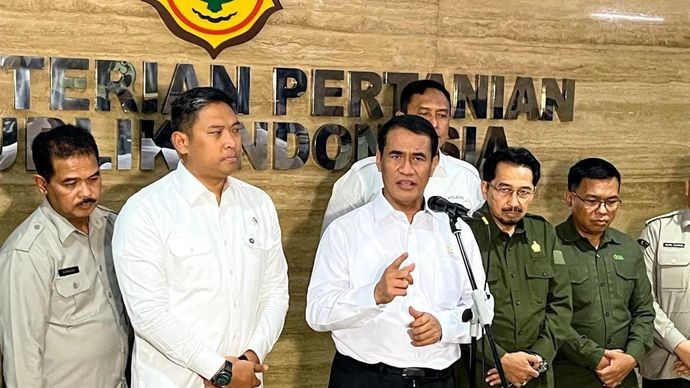 Menteri Pertanian sekaligus Kepala Badan Pangan Nasional Andi Amran Sulaiman (tengah), Wakil Menteri Pertanian Sudaryono (kedua kiri), didampingi pejabat jajaran Kementerian Pertanian memberikan keterangan kepada awak media, di Jakarta, Senin 22 Desember 2025 ANTARA/Harianto