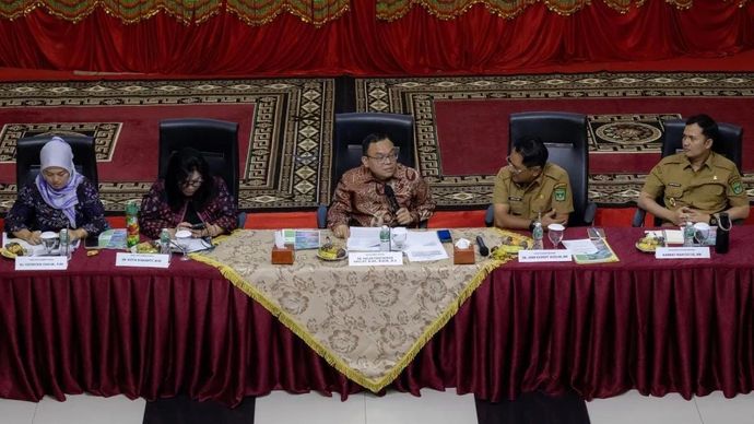Ketua Komisi VII DPR RI Saleh Partaonan Daulay (tengah) memberikan paparan pada rapat reses di Kabupaten Padang Pariaman, Senin 22 Desember 2025. ANTARA/Muhammad Zulfikar