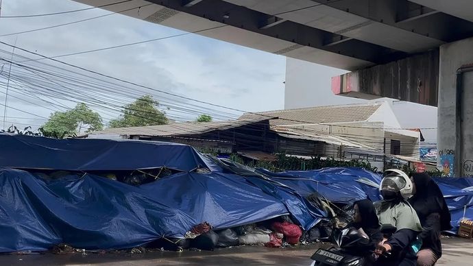 Ilustrasi - Tumpukan sampah terlihat berjejer di bahu jalan di wilayah Ciputat, Kota Tangsel, Banten. ANTARA/Azmi Samsul M