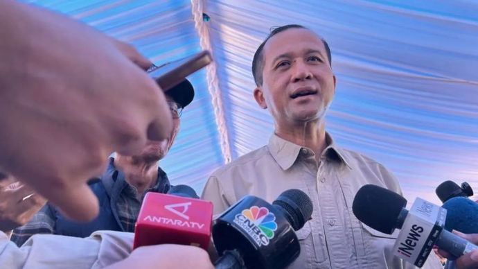 Menteri Transmigrasi Muhammad Ifititah Sulaiman Suryanegara memberikan keterangan kepada wartawan usai menyerahkan bantuan perbekalan dan satunan nilai rumah asal bagi warga Rempang di kawasan Relokasi Tanjung Banun, Kota Batam, Kepri, Minggu, 21 Desember 2025. ANTARA/Laily Rahmawaty