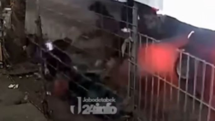 Seorang pengemudi ojek online (ojol) nyaris menjadi korban pembegalan di Jalan Pantura, tepatnya di Kampung Kosambi, Desa Tanjungbaru, Kecamatan Cikarang Timur, Kabupaten Bekasi, Minggu (21/12) sekitar pukul 02.03 WIB. Aksi tersebut terekam kamera CCTV yang terpasang di sebuah bengkel di sekitar lokasi.