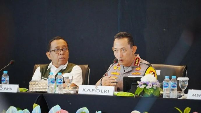 Kapolri Jenderal Pol. Listyo Sigit Prabowo (kanan) berbicara dalam pertemuan para stakeholder di Pelabuhan Merak, Banten, Jawa Barat, Senin, 22 Desember 2025. ANTARA/HO-Divisi Humas Polri/aa.