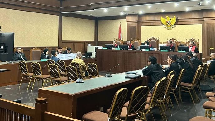 Dua terdakwa kasus dugaan korupsi jual beli gas, Danny Praditya dan Iswan Ibrahim, dalam sidang pembacaan surat tuntutan di Pengadilan Tipikor pada PN Jakpus, Senin, 22 Desember 2025. ANTARA/Agatha Olivia Victoria
