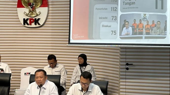 Wakil Ketua Komisi Pemberantasan Korupsi Fitroh Rohcahyanto (kiri) memberikan keterangan dalam konferensi pers Kinerja Akhir Tahun KPK 2025, di Gedung Merah Putih KPK, Jakarta, Senin, 22 Desember 2025. ANTARA/Rio Feisal