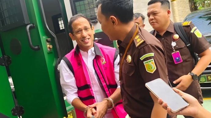 Arsip foto - Tersangka kasus dugaan korupsi dalam program digitalisasi pendidikan pengadaan laptop Chromebook di Kementerian Pendidikan, Kebudayaan, Riset, dan Teknologi tahun 2019&ndash;2022, Nadiem Makarim, berbicara dengan awak media di Gedung Kejari Jakarta Pusat, Jakarta Pusat, Senin, 10 November 2025.(ANTARA/Nadia Putri Rahmani.