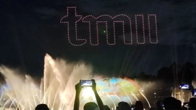 Arsip foto - Ribuan pengunjung tengah mengabadikan pertunjukan air mancur menari Tirta Cerita dalam perayaan malam Tahun Baru 2025 di Taman Mini Indonesia Indah (TMII) Cipayung, Jakarta Timur, Selasa malam, 31 Desember 2024. ANTARA/Syaiful Hakim