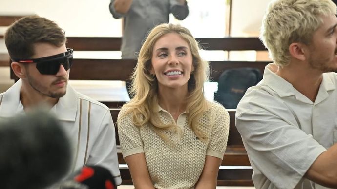 Aktris film dewasa asal Inggris Tia Emma Billinger alias Bonnie Blue bersama rekannya Jackson Liam Andrew saat menjalani sidang tindak pidana ringan di Pengadilan Negeri Denpasar, Bali, Jumat, 12 Desember 2025. (ANTARA/Rolandus Nampu)