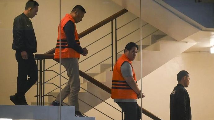 Kepala Kejaksaan Negeri Hulu Sungai Utara (HSU) Albertinus Parlinggoman Napitupulu (kedua kanan) bersama Kepala Seksi Intelijen (Kasi Intel) Kejari HSU Asis Budianto (kedua kiri) berjalan mengenakan rompi tahanan usai terjaring operasi tangkap tangan (OTT) di Gedung Merah Putih KPK, Jakarta, Sabtu 20 Desember 2025. KPK menahan Albertinus Parlinggoman Napitupulu dan Asis Budianto setelah ditetapkan sebagai tersangka kasus dugaan tindak pidanq korupsi pemerasan dalam proses penegakan hukum di Kejari HSU. ANTARA FOTO/Hafidz Mubarak A/agr