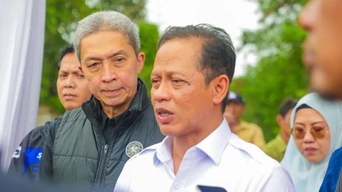 Menteri Lingkungan Hidup Hanif Faisol Nurofiq bersama Wali Kota Bogor Dedie A Rachim, meninjau TPA Galuga di Kabupaten Bogor, Jawa Barat. ANTARA/HO-Pemkot Bogor