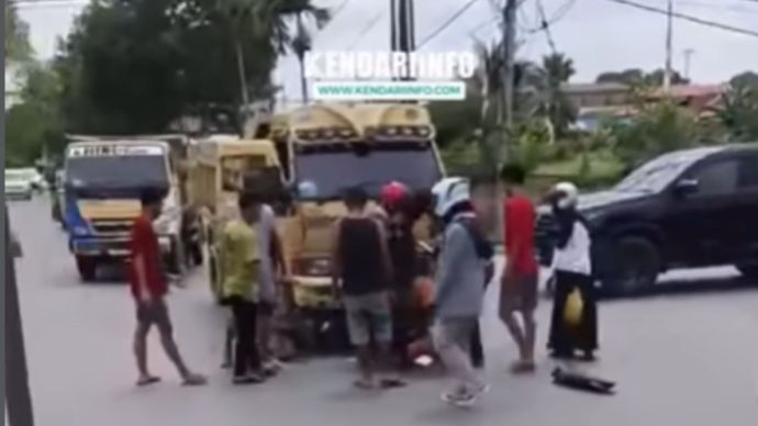 Kecelakaan lalu lintas terjadi di perempatan Jalan Made Sabara, Kelurahan Korumba, Kecamatan Mandonga, Kota Kendari, Sulawesi Tenggara (Sultra), Minggu (21/12/2025) sekitar pukul 11.00 Wita. Sebuah truk bernopol DT 4148 HE menabrak sepeda motor hingga pengendara motor sempat tak sadarkan diri di lokasi kejadian.