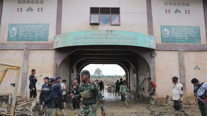Pembersihan Puing Kayu di Ponpes Darul Muchlisin Aceh Tamiang 