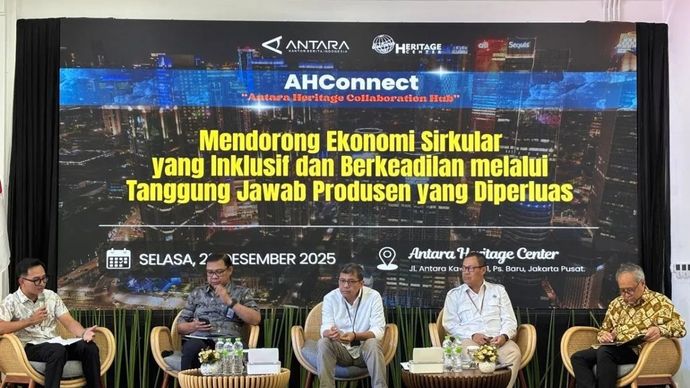 Direktur Pengurangan Sampah dan Pengembangan Ekonomi Sirkular KLH/BPLH Agus Rusli (kedua kanan) dan Deputi Bidang Percepatan Pemberdayaan Kapasitas dan Penyediaan Akses BP Taskin Novrizal Tahar (tengah) dalam acara diskusi di Antara Heritage Center, Jakarta, Selasa, 23 Desember 2025. ANTARA/Prisca Triferna.