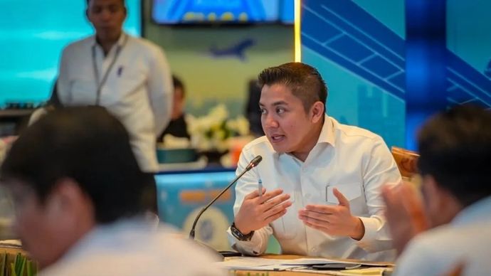 Sekretaris Kabinet (Seskab) Teddy Indra Wijaya berdiskusi bersama jajaran petinggi Kementerian Perhubungan, dan direksi BUMN sektor transportasi di Posko Pusat Pemantauan Angkutan Natal dan Tahun Baru di Kantor Kementerian Perhubungan, Jakarta, Senin, 22 Desember 2025. ANTARA/HO-Sekretariat Kabinet.