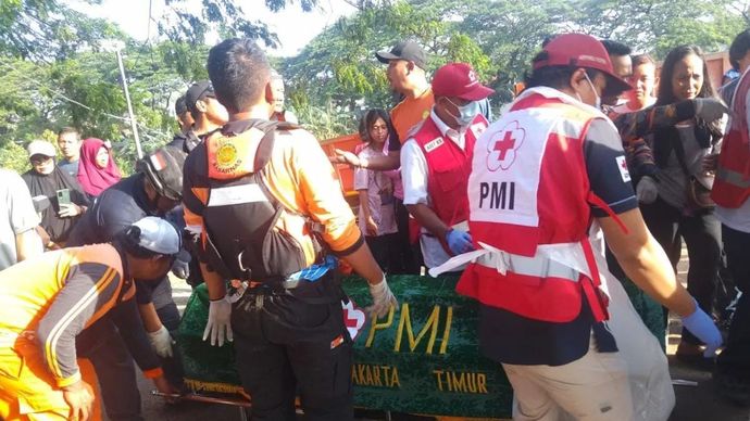 Seorang anak laki-laki berinisial R (12) ditemukan meninggal dunia setelah dilaporkan tenggelam di Sungai Banjir Kanal Timur (BKT), Kelurahan Pulo Gebang, Kecamatan Cakung, Jakarta Timur, Selasa 23 Desember 2025. ANTARA/Siti Nurhaliza.